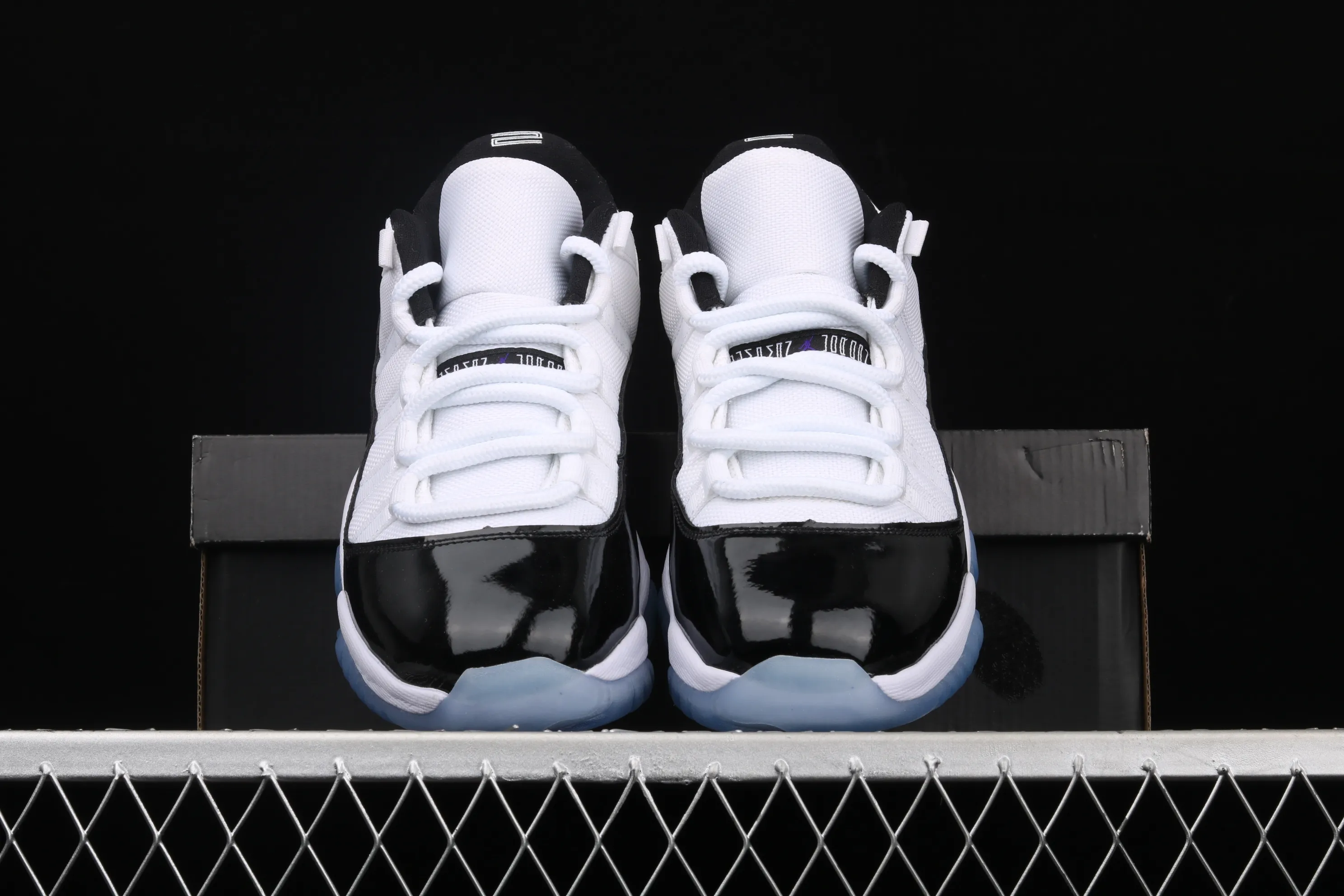All categories Air Jordan Jordan series basketball shoes Air Jordan 11 X version Air Jordan 11 Low "Concord" AJ11 Joe 11 white and black genuine carbon 528895-153
